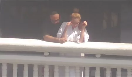 Bionda pornissimo hd con grandi tette si porta a raggiungere l'orgasmo