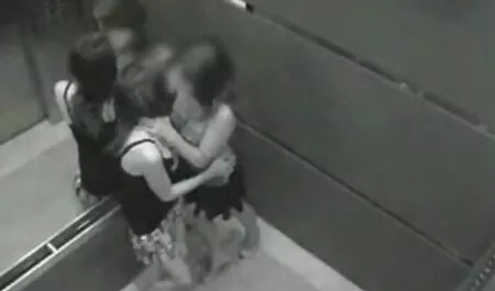 HOLED-scopata sul bancone del bar durante film porno italiani hd la festa di Capodanno!