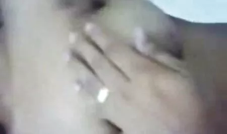 Giovane e sexy bruna i migliori porno hd si masturba da vicino