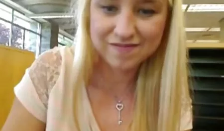 Giovane bionda usa il suo buco del noi porno hd culo