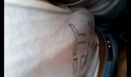 Sexy adolescente e la sua matrigna succhiare il videoporno hd cazzo