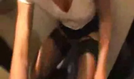 Sexy video pornoportale bionda babe diteggiatura uomo legato