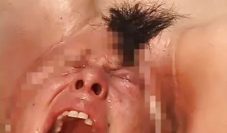 Bella ragazza si porta a raggiungere l'orgasmo porno alta definizione con un vibratore Lovense Lush