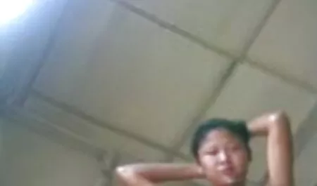 Skinny video orno hd bionda con tatuaggio scopa e schizza ovunque sul suo cazzo e