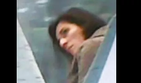 Cornea insegnante di fare la pipì porno in alta definizione in classe prima di giocare con dildo