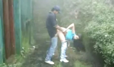 La moglie rossa fumante Isabella cavalca come un selvaggio su un grosso cazzo nero mentre la bambola videoporno hd lo guarda