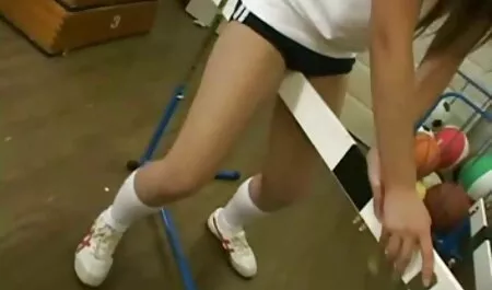 Giovane feticista del video hard hd piede gode la sua sessione su una macchina solletico
