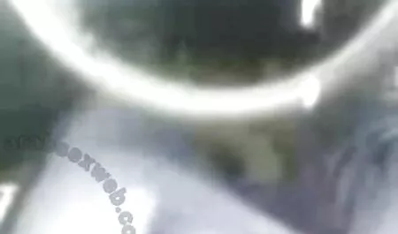 Succhiare filme erotice fara intrerupere le palle si masturba, la lascia con un enorme sborrata