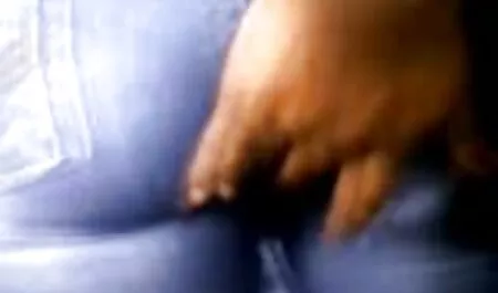 Bumblebee babe inserisce giocattoli film porno alta definizione nel suo culo