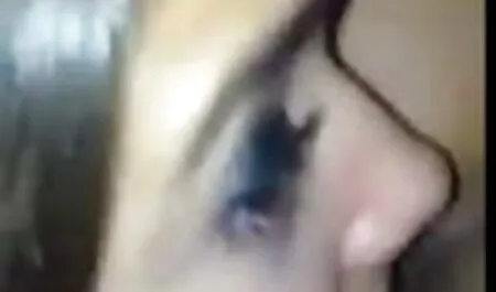 Procace Raven si masturba con video porni hd un giocattolo la sua figa pelosa