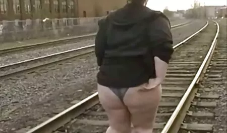 Bel ragazzo si masturba il suo video orno hd cazzo duro all'aperto